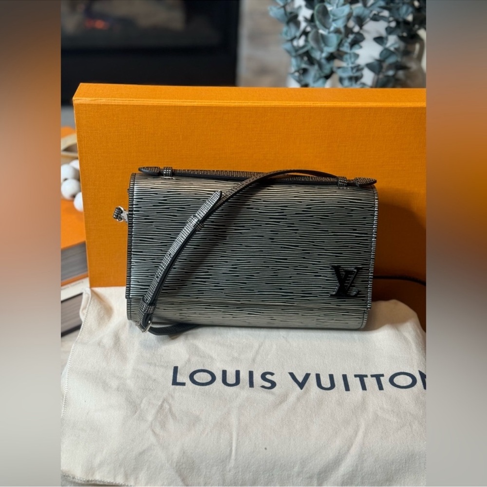 Louis Vuitton Epi Clery - Picture 2 of 13